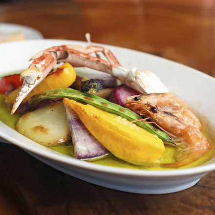 【葉山】地魚アヒージョとマサラチャイティープリンを絶景テラスで。港のマーロウで特別なひととき